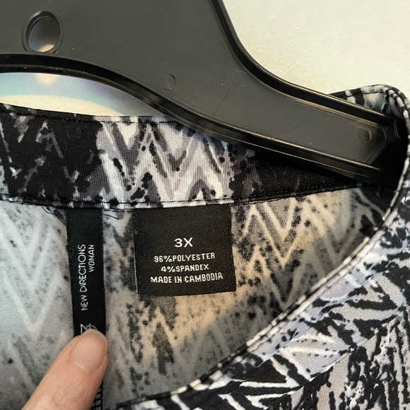 New Direction Blouse with zip neck and roll up 3/4 sleeve - Picture 3 of 5